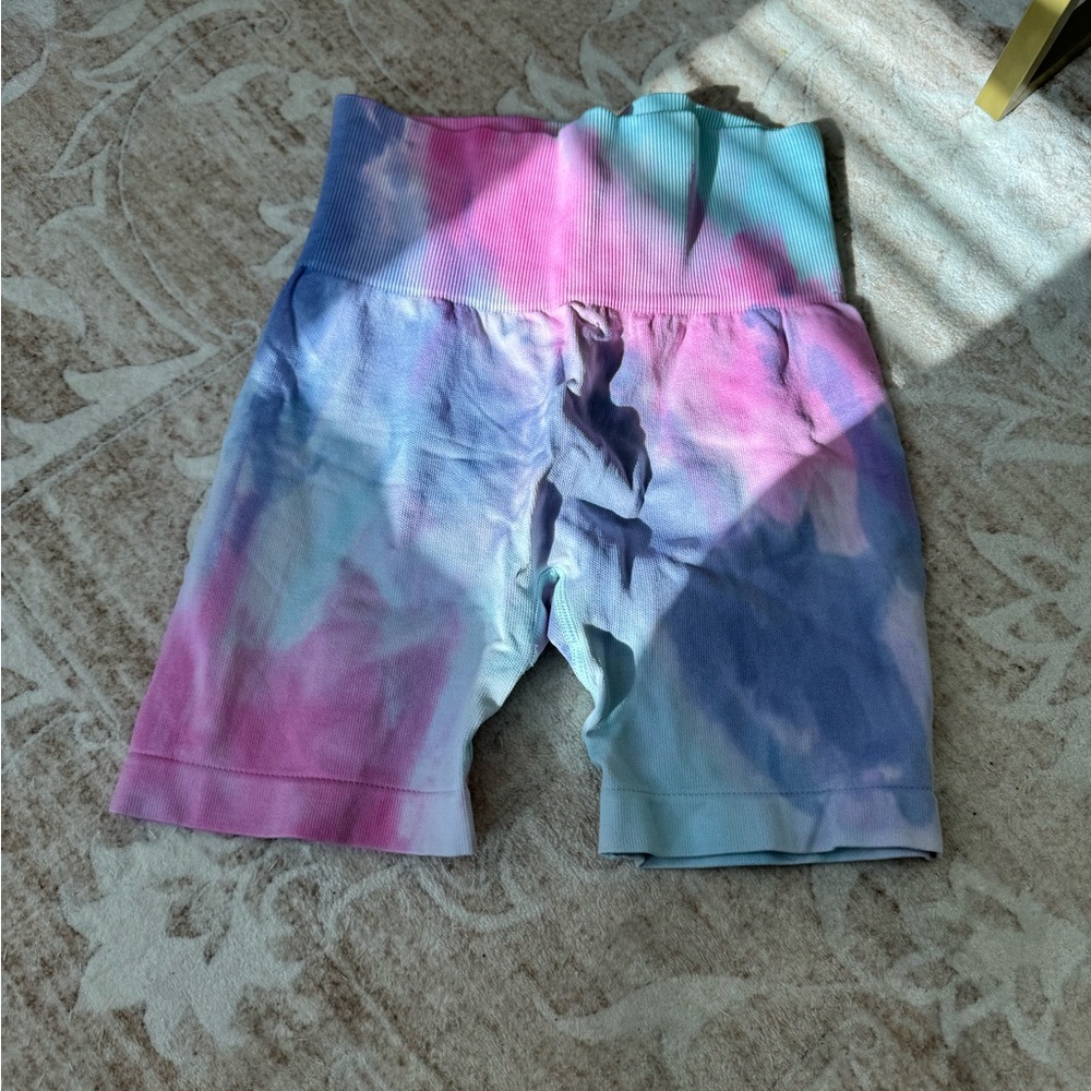 tie dye butt scrunch workout shorts